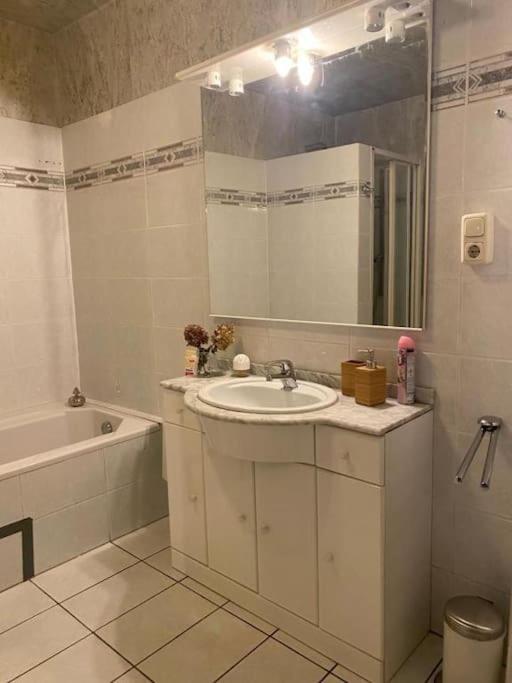 Apartment Central 3 Bedroom Apartment, Friesenstr Köln