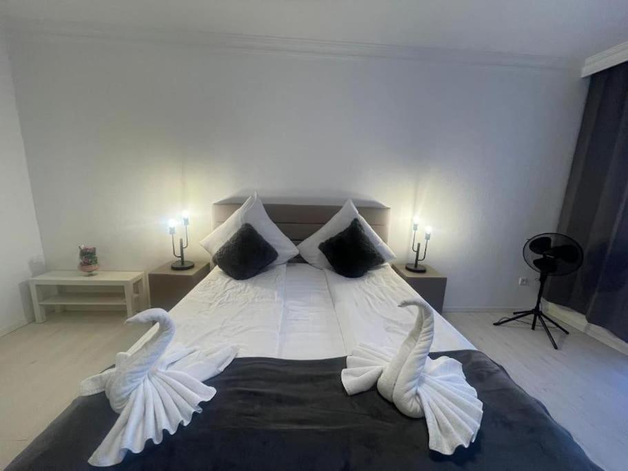 Apartment Central 3 Bedroom Apartment, Friesenstr Köln