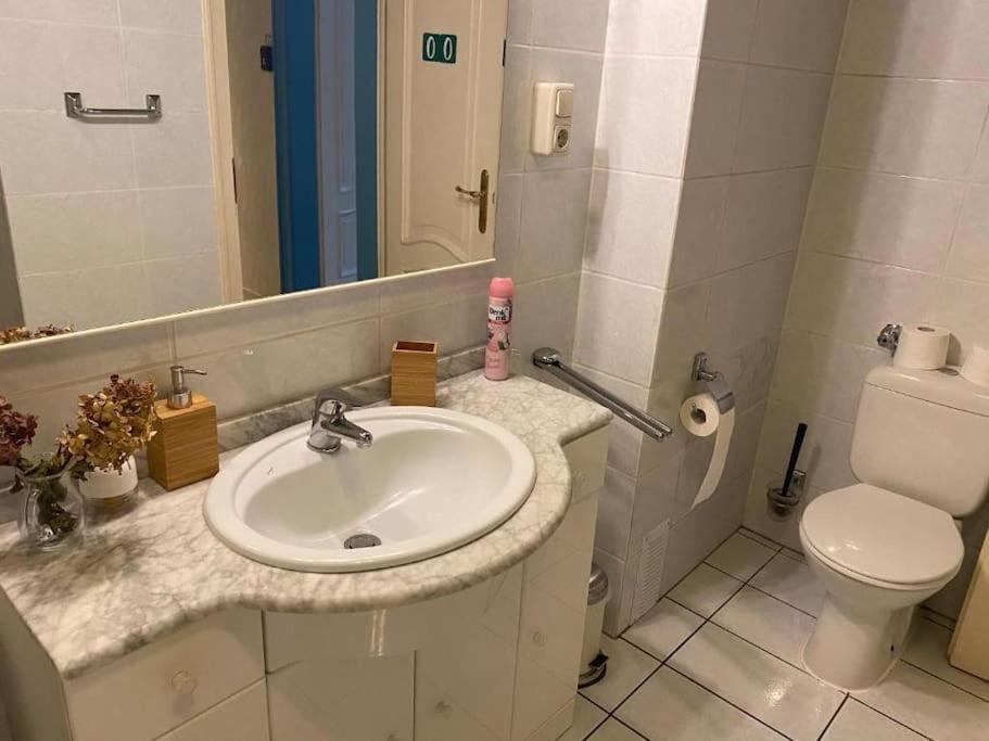Central 3 Bedroom Apartment, Friesenstr Köln